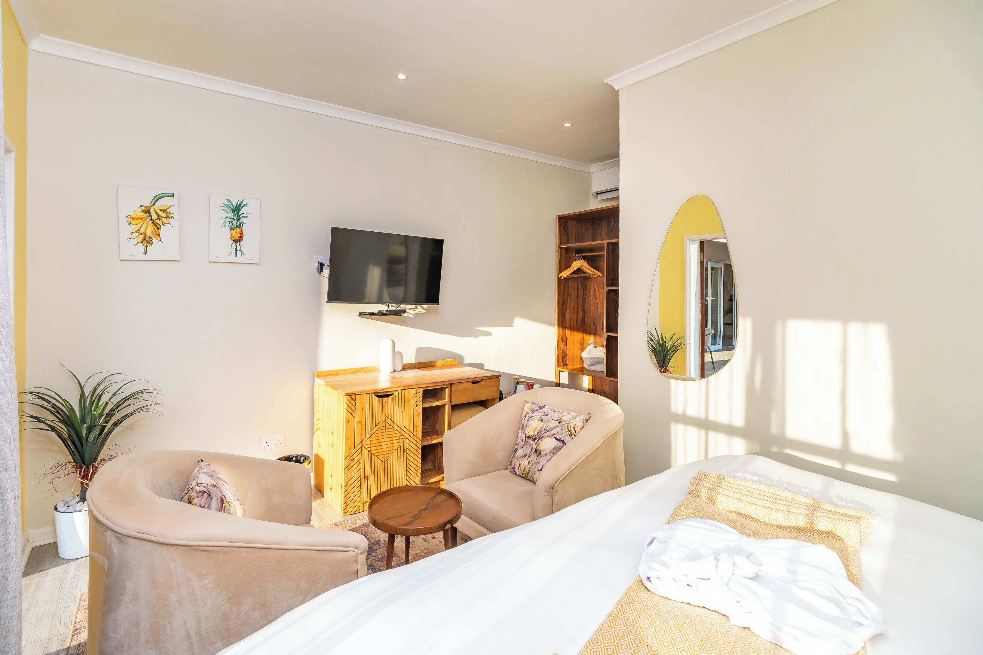 ミニバー、セーフティボックス (室内)、客室ごとに異なるインテリア、デスク