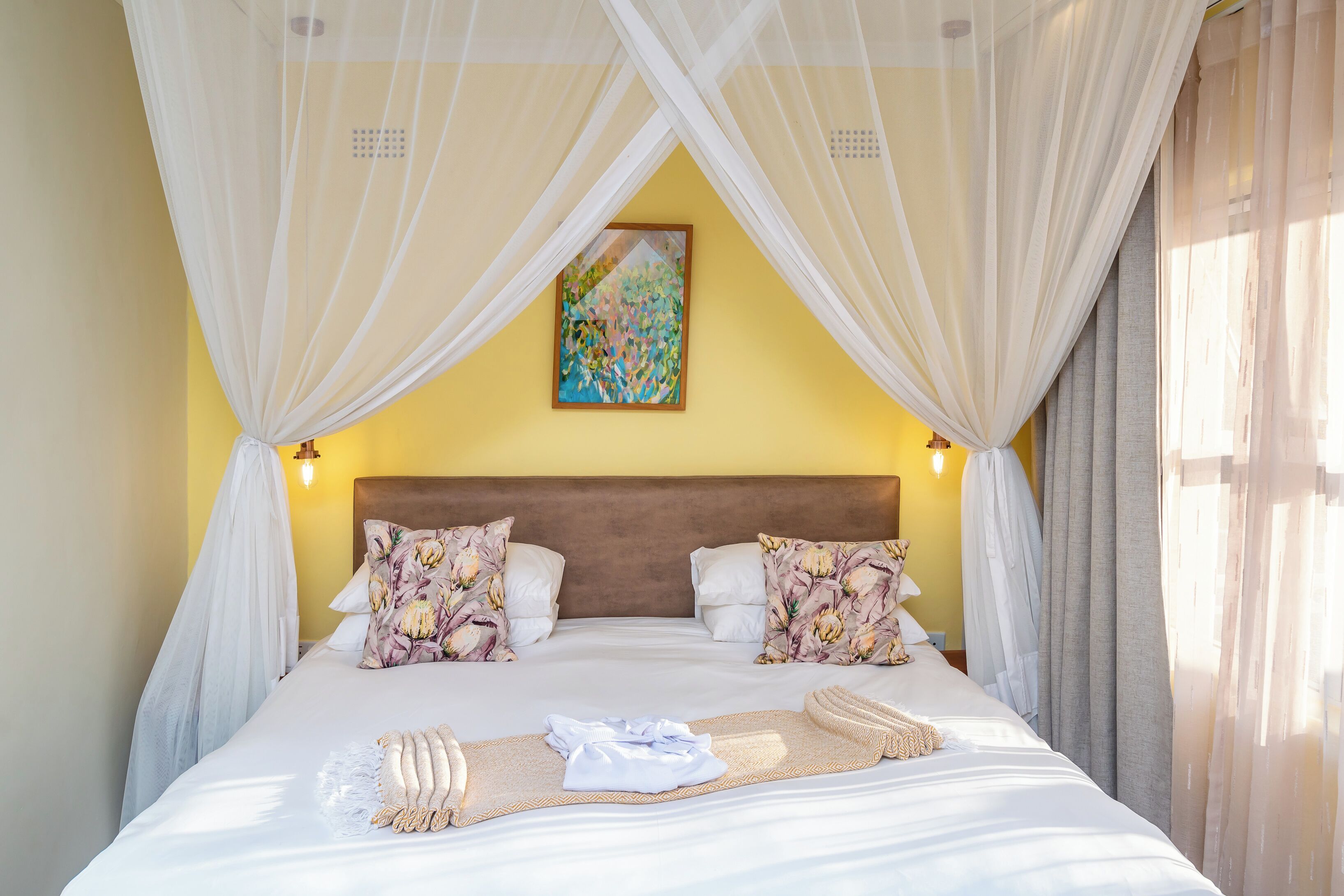 Minibar, caja de seguridad en la habitación y escritorio 