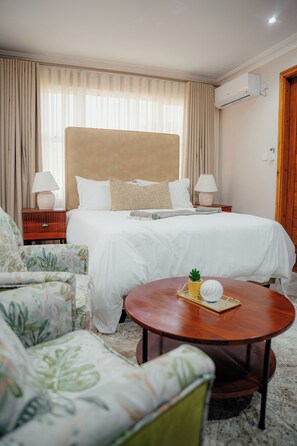 Deluxe Double Room, Non Smoking, Pool View | Makan dalam bilik