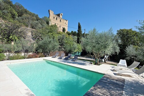 Architect-designed villa with panoramic view and swimming pool in Chateauneuf du pape, France