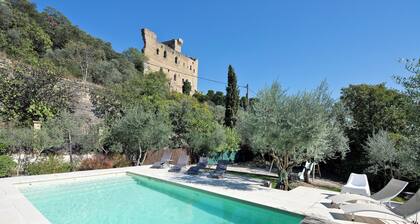 Architect-designed villa with panoramic view and swimming pool in Chateauneuf du pape, France