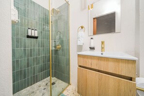 Classic Twin Room, Private Bathroom | Bathroom - Room 4: Compact Bunk Room in Arts District (San Juan)