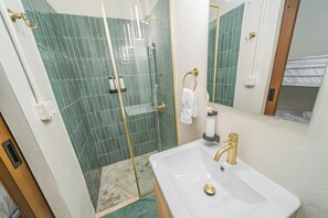 Classic Twin Room, Private Bathroom | Bathroom - Room 4: Compact Bunk Room in Arts District (San Juan)
