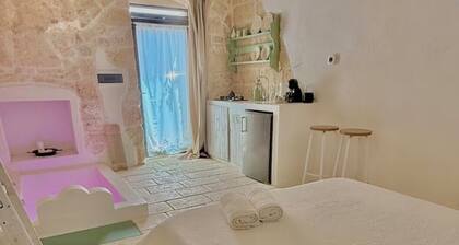 Luxury Suite with WiFi and AC in serene Ceglie Messapica