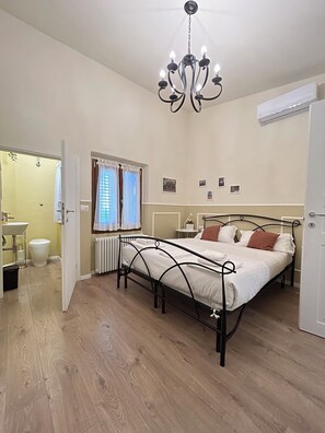 2 Schlafzimmer, Schreibtisch, Bügeleisen/Bügelbrett, Reisekinderbett