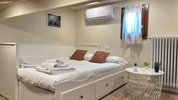 2 chambres, bureau, fer et planche Ă repasser, lit parapluie