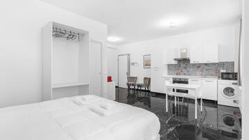 Deluxe Studio | Free WiFi, bed sheets