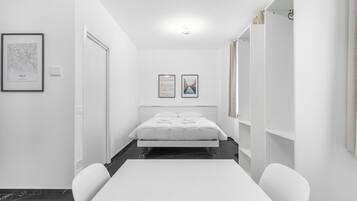 Deluxe Studio | Free WiFi, bed sheets