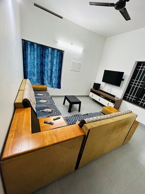 TV - LICENCE TO CHILL HOMESTAY VILLA (TRIVANDRUM)