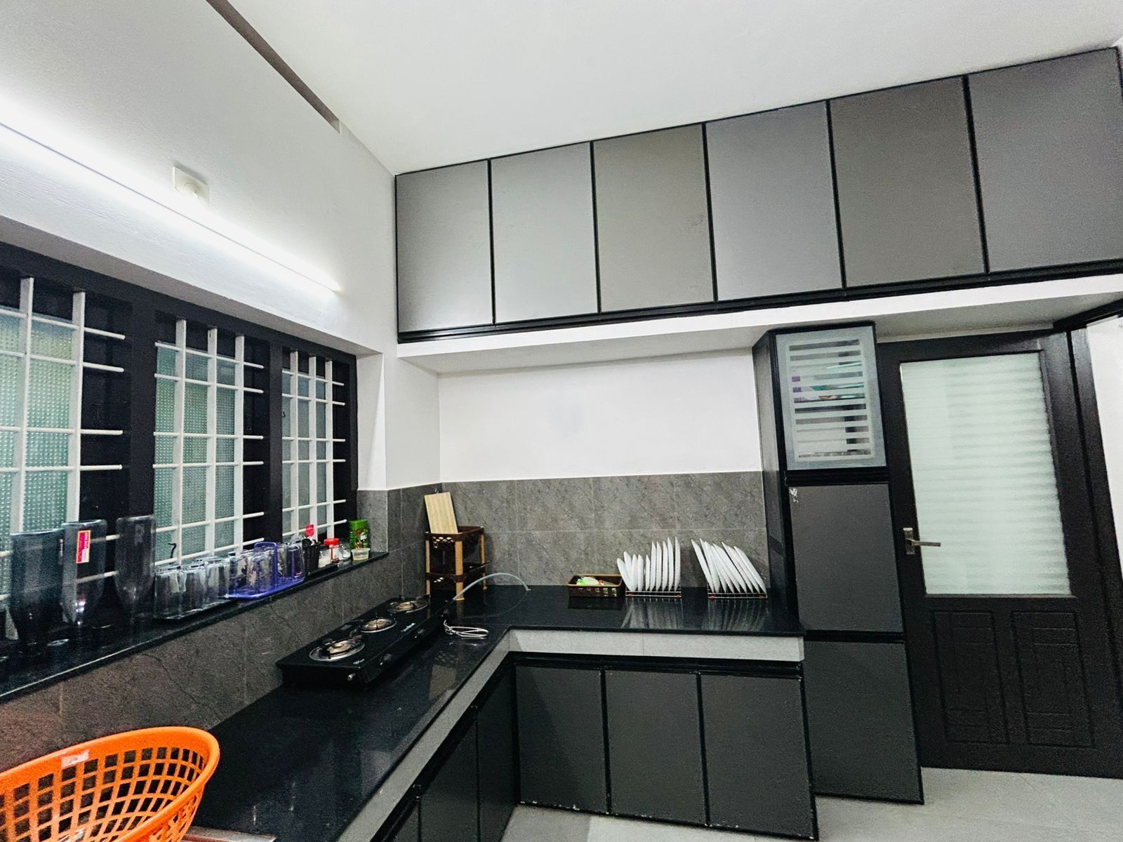 Frigorífico, placa de cocina, hervidor eléctrico y utensilios de cocina