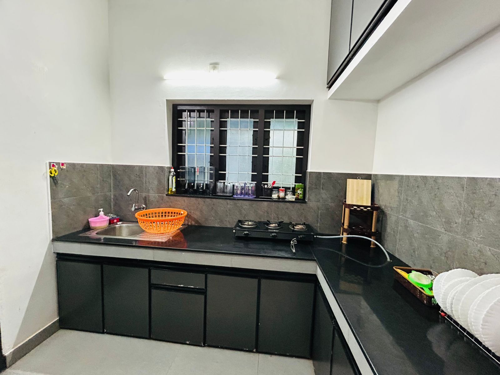 Refrigerador, parrilla de estufa y tetera eléctrica 