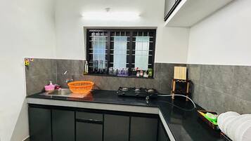 Jääkaappi, liesi, vedenkeitin, keittoastiat/astiat/ruokailuvälineet