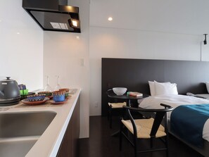 Kühlschrank, Herdplatte, Kochgeschirr/Geschirr/Besteck