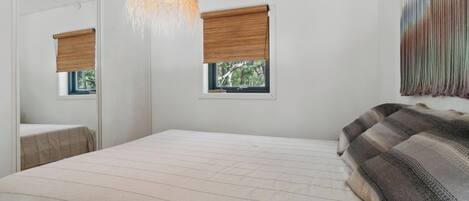 3 bedrooms, iron/ironing board, WiFi (free)