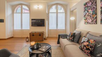 Apartamento (1 Bedroom) | Área de estar | TV 32 polegadas com canais a cabo