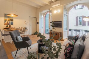 Apartment (1 Bedroom) | Living area | 32-inch TV with cable channels - The Printers Home 2 by Rent all Como (Como)