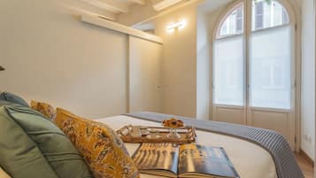 1 habitación, tabla de planchar con plancha, cunas y ropa de cama