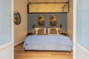 1 habitación, tabla de planchar con plancha, cunas y ropa de cama 