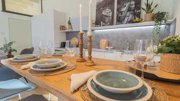 Microondas, horno, cafetera expreso, tetera/pava eléctrica