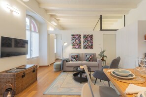 Appartement (1 Bedroom) | Aire de séjour | Téléviseur de 32 po avec télévision par câble