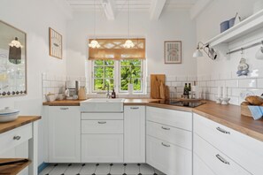 Kaffetrakter/tekoker, kjøleskap, ovn og kokeplater