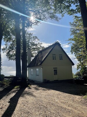 A single-story house with a sloped roof, a small porch, and a view of the sea. - Seaside charm and panoramic view (Haderslev)