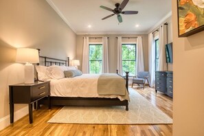 4 slaapkamers, een bureau, een strijkplank/strijkijzer, reisbedje