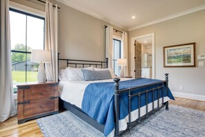 5 bedrooms, desk, iron/ironing board, travel cot