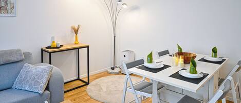 Apartment, 1 Bedroom | Dining room