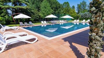 Piscina stagionale all'aperto, ombrelloni da piscina, lettini