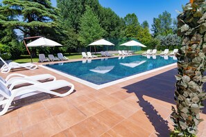 Seasonal outdoor pool, pool umbrellas, sun loungers - Villa Vitti's - Verona Est CAMPING  (San Martino Buon Albergo)