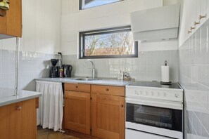 Fridge, oven, stovetop, coffee/tea maker