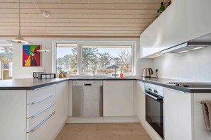 Fridge, oven, stovetop, dishwasher - Cottage close to forest & beach (Vordingborg)