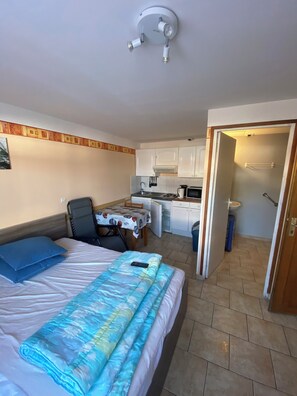 Iron/ironing board, WiFi, bed sheets