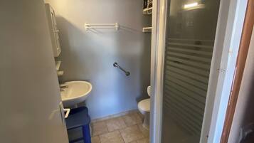 Een douche, een haardroger, handdoeken, toiletpapier