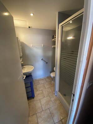 Douche, sĂšche-cheveux, serviettes fournies, papier toilette