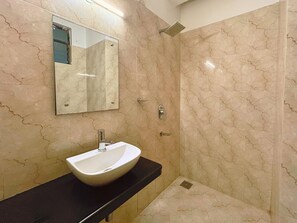 Shower, free toiletries, towels, soap - Hotel Grand Image Inn (Calangute)