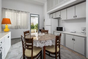 Fridge, microwave, oven, stovetop - Plumeria Apartment (Rodos)