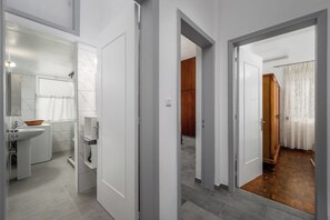 Dusj, hårføner, håndklær og toalettpapir