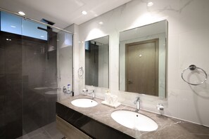 Dusj, hårføner og håndklær