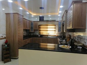 Microwave, oven, stovetop, cookware/dishes/utensils - Petra Guests Home  (Wadi Musa)
