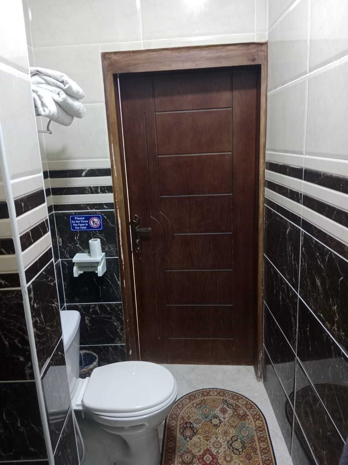 Secadora de cabello, batas, pantuflas, toallas 