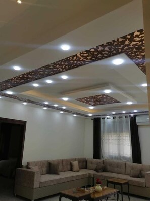 Flat-screen TV, DVD player - Petra Guests Home  (Wadi Musa)