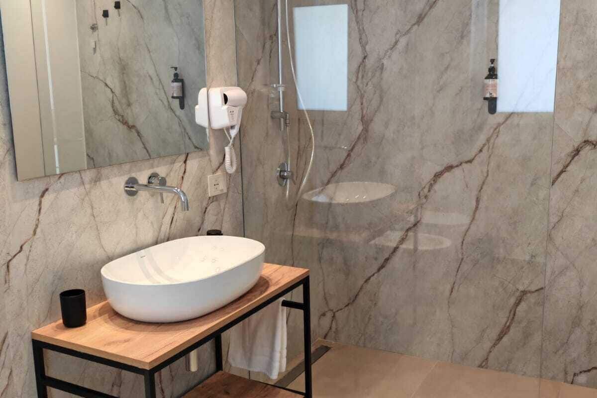 Shower, free toiletries, hair dryer, towels