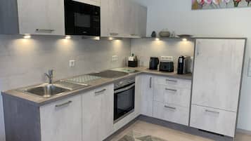 Wasserkocher mit Kaffee-/Teezubehör, Kühlschrank, Mikrowelle, Ofen