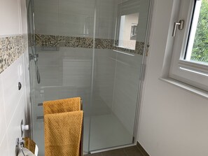 Ducha, secador de pelo y toallas
