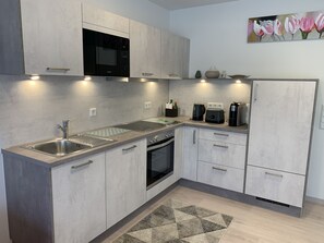 Kjøleskap, mikrobølgeovn, ovn og kokeplater