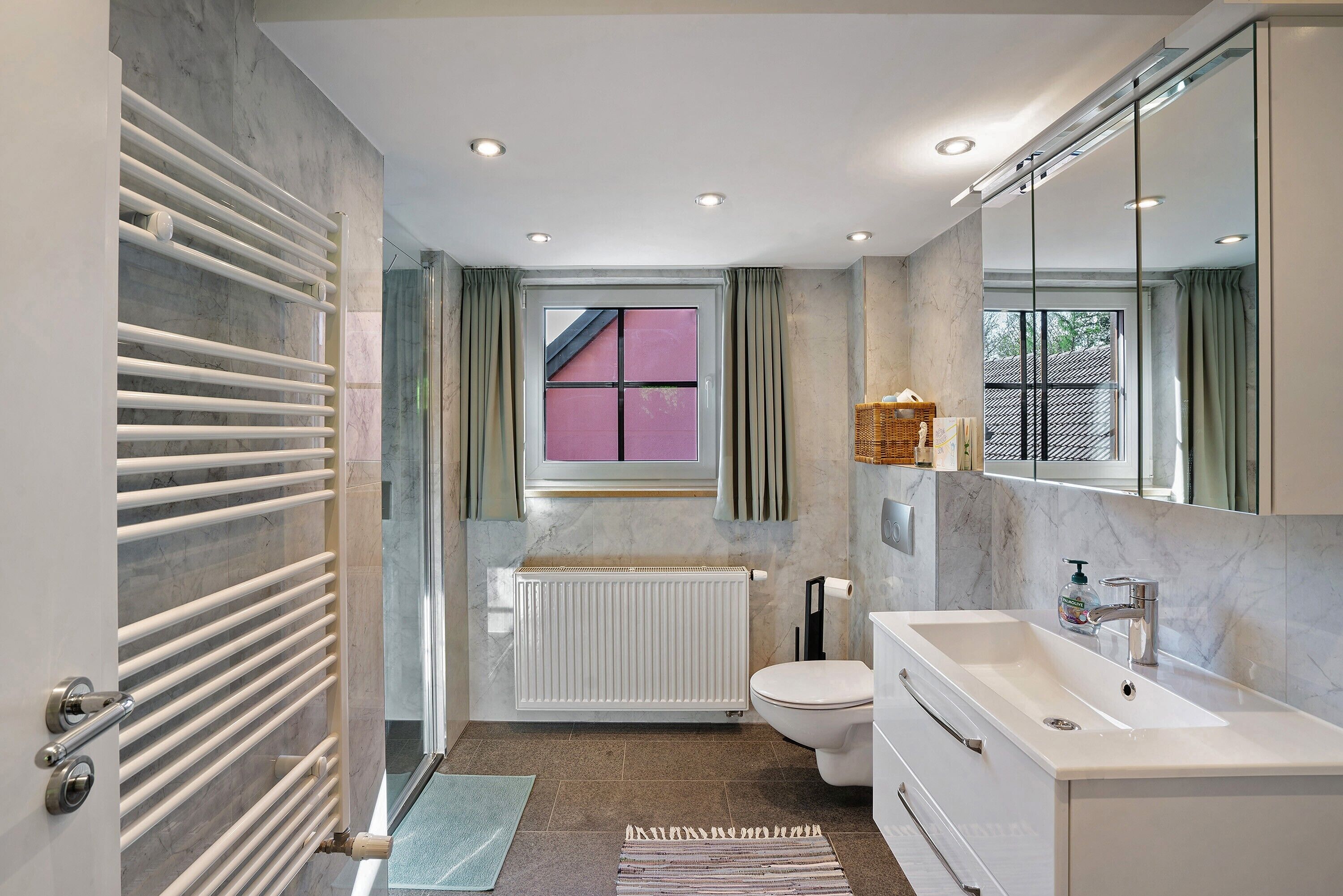 Dusch, hårtork och handdukar