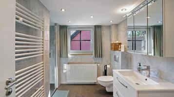 Dusche, Haartrockner, Handtücher