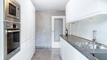 Kühlschrank, Mikrowelle, Ofen, Herdplatte